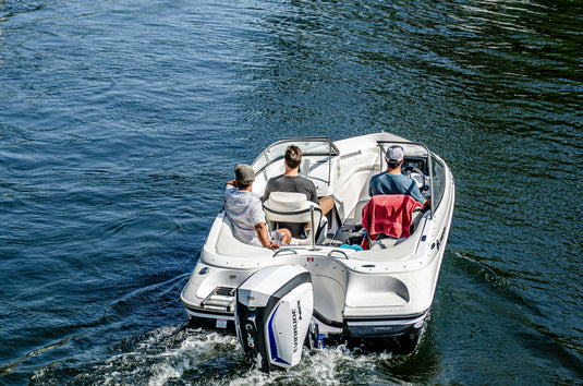 Slik polerer du motordekselet på båten